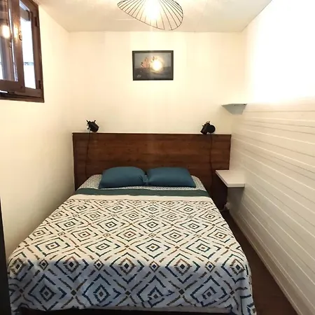 Holiday home Maison De Pecheur A Giens Les Pieds Dans L'eau ! Hyeres